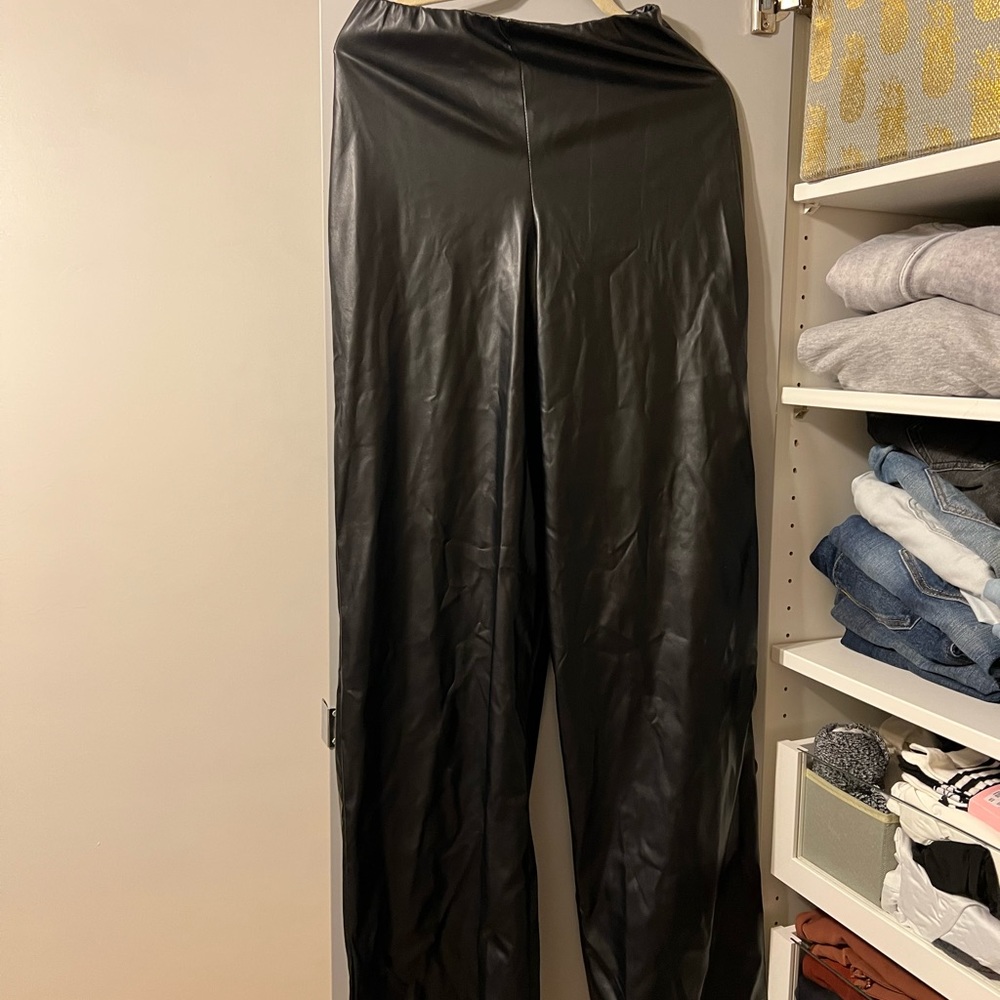 NWOT Missguided Faux Leather Flared Pant Size 6 Tall - Picture 2 of 4